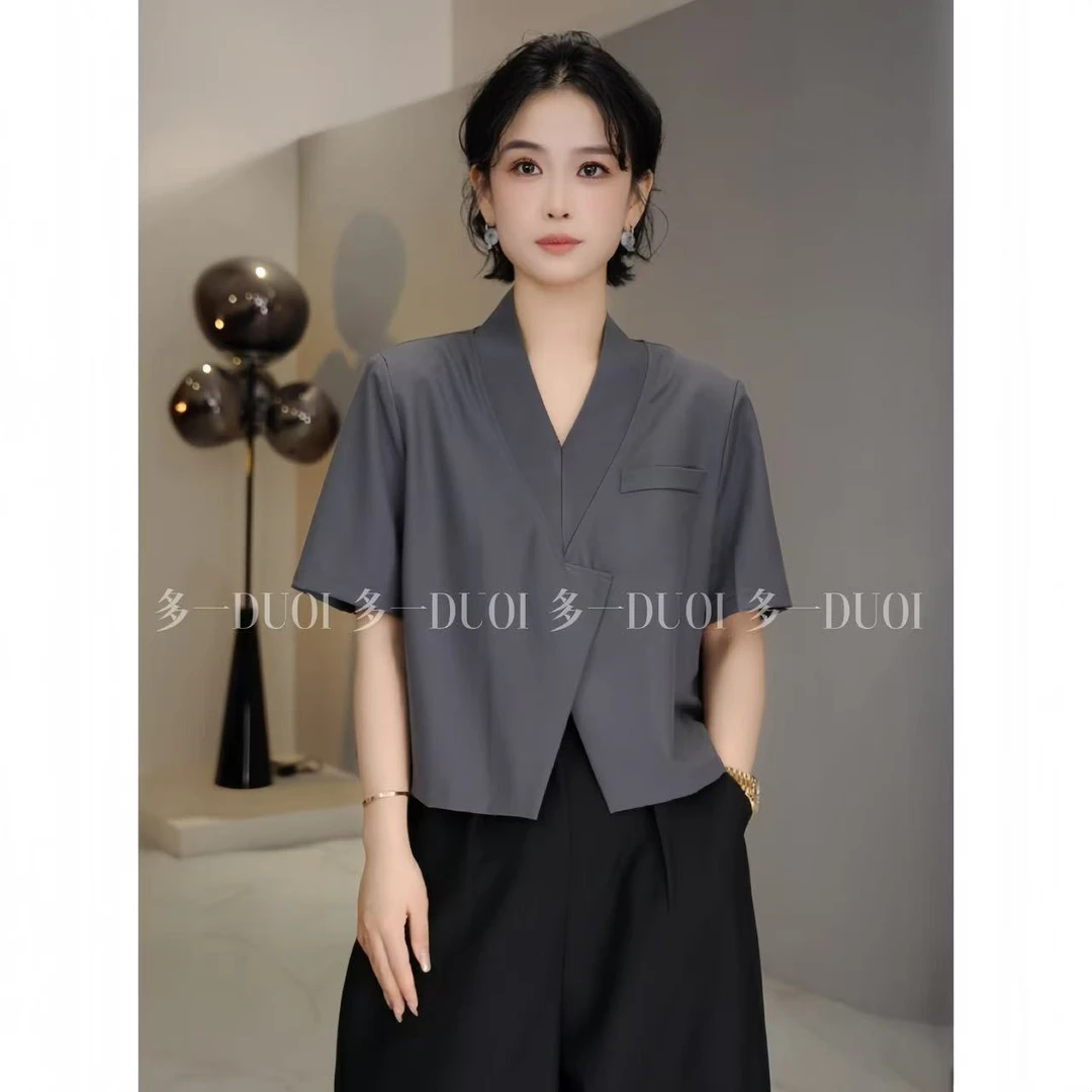 多一“柏林往事”2025夏季螺纹V领不规则前开叉小众内带垫肩上衣