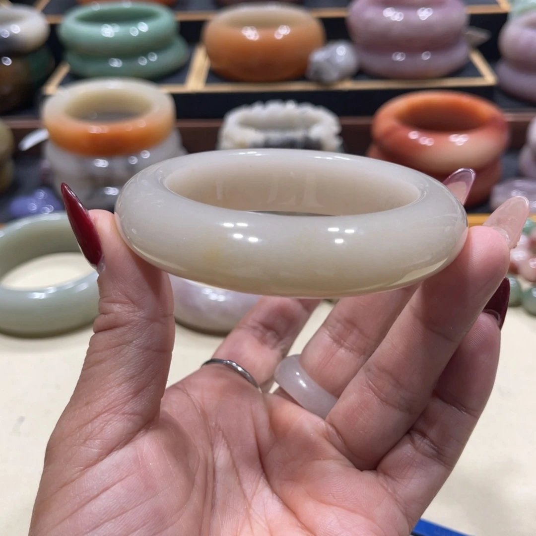 未镶嵌手镯石英岩玉