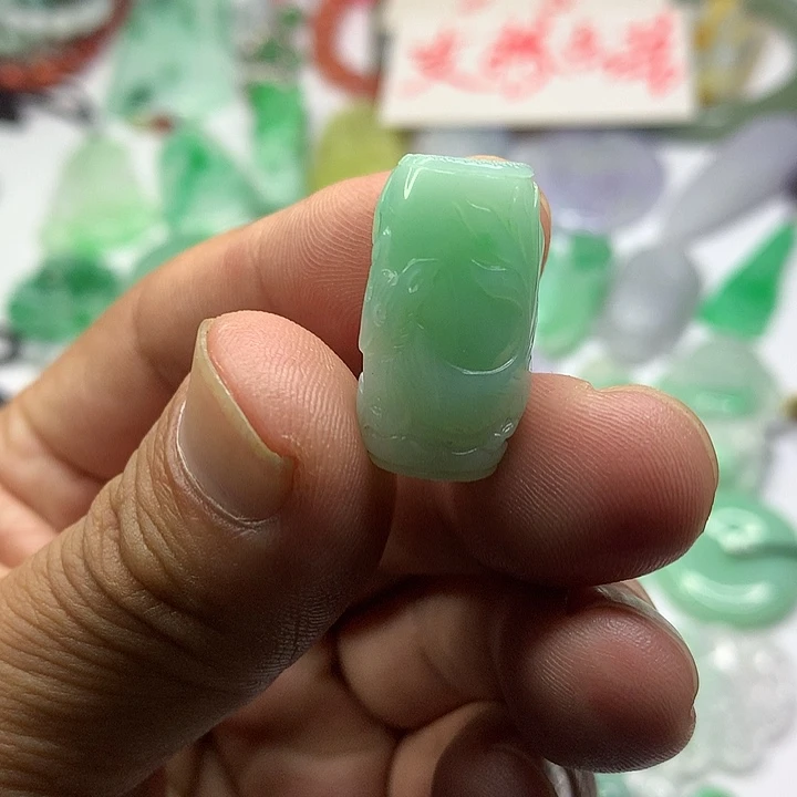 翡翠未镶嵌吊坠(赠链)