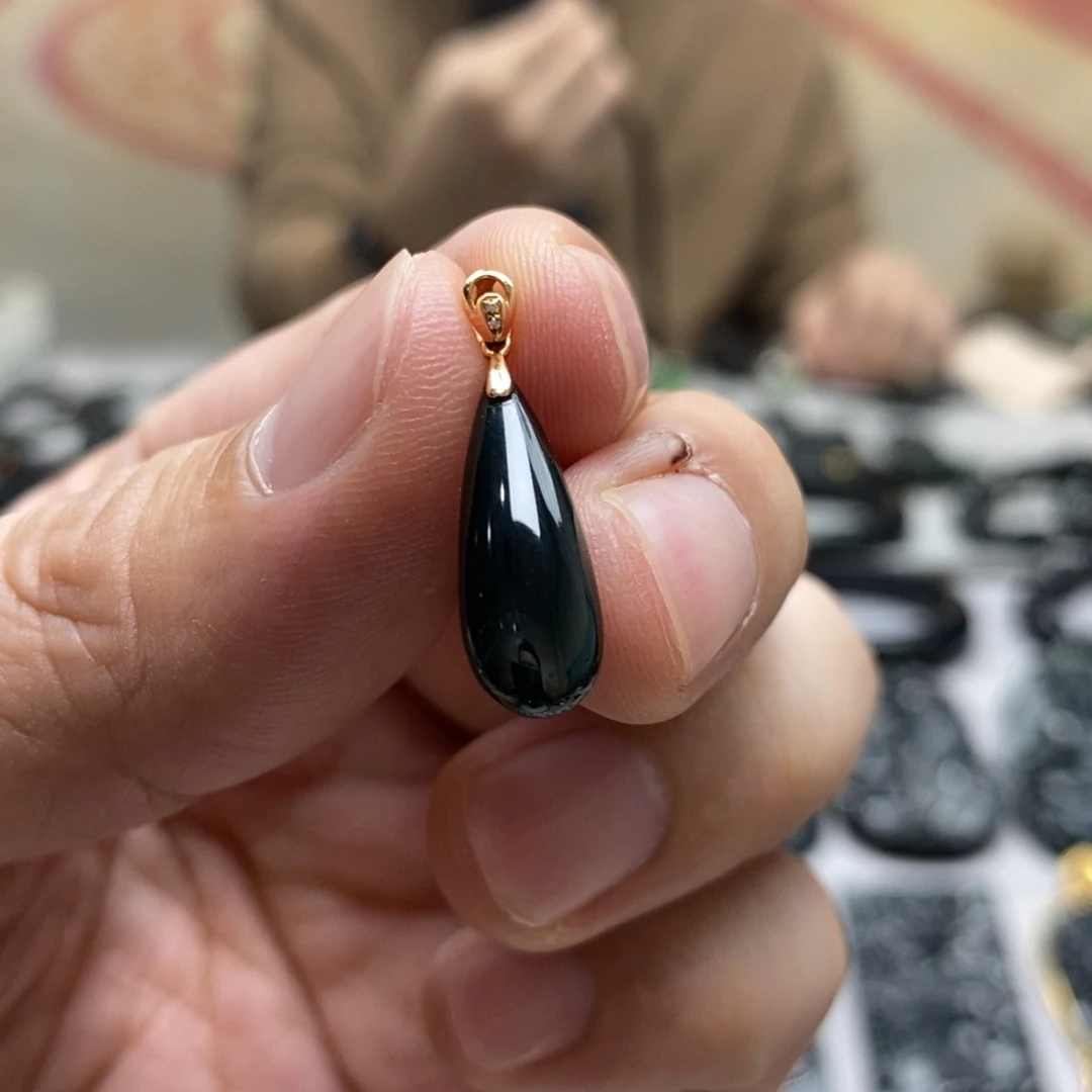 翡翠18K金镶嵌颈饰水滴