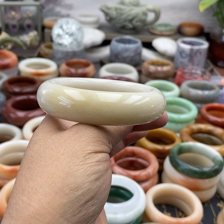 未镶嵌手镯石英岩玉黄糖
