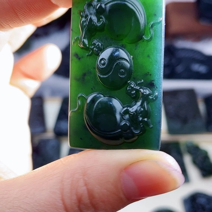 蛇纹石玉未镶嵌挂件