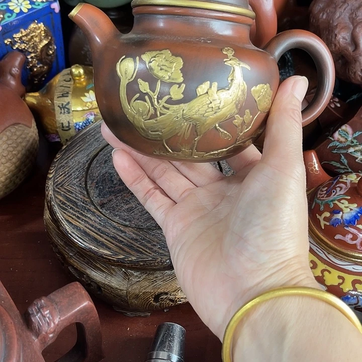 红泥茶壶原矿泥料手工制作的一把紫砂壶。