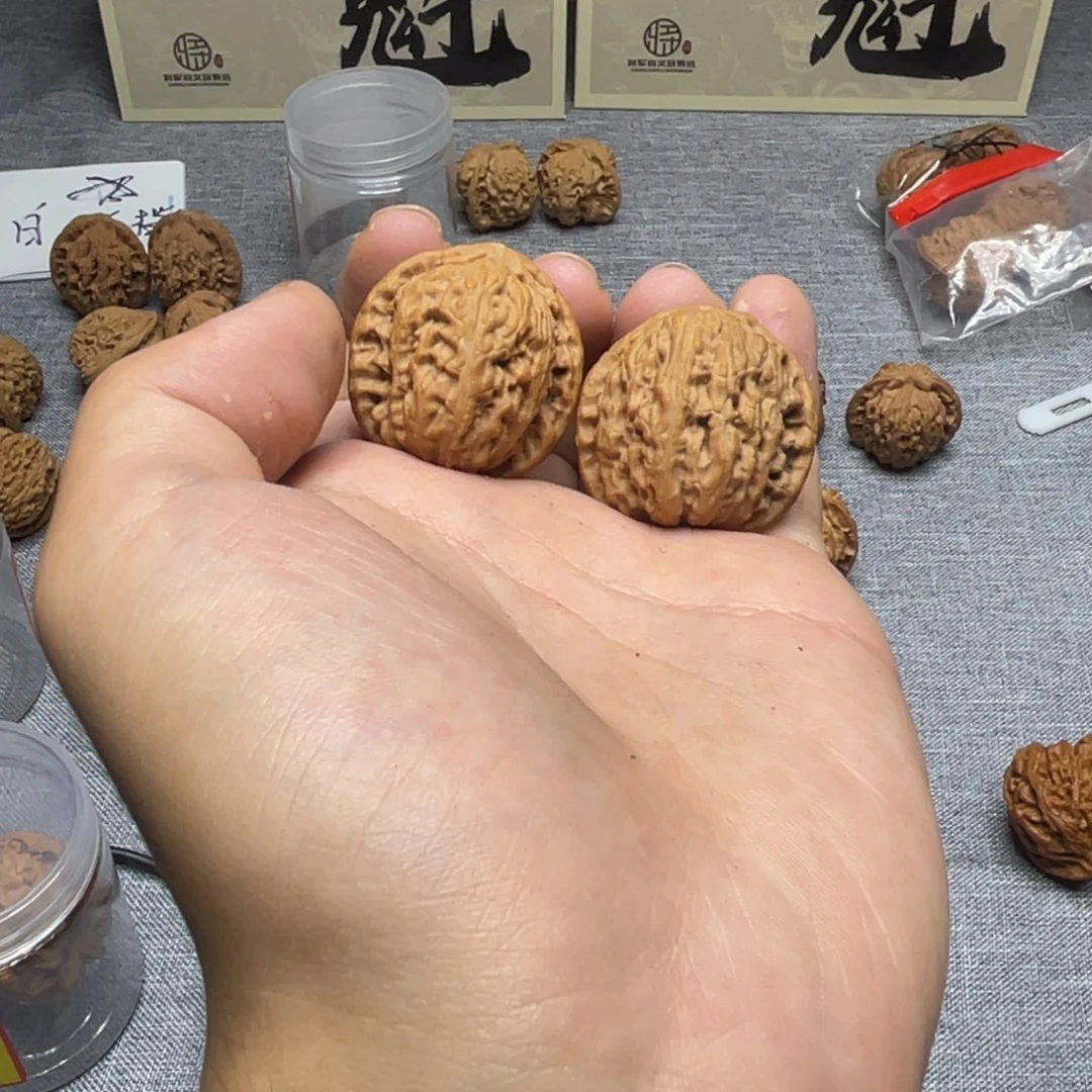 文玩核桃把件三角白 015