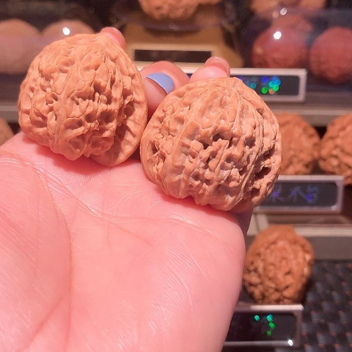 宝*?文玩核桃把件三角白