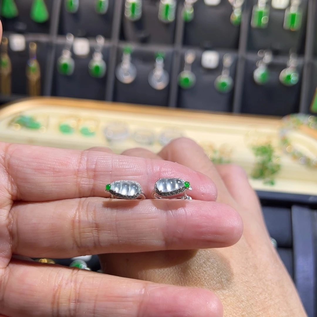18K金镶嵌翡翠耳饰耳包