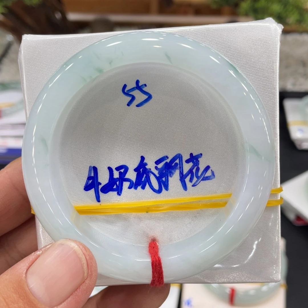 翡翠手镯未镶嵌点击