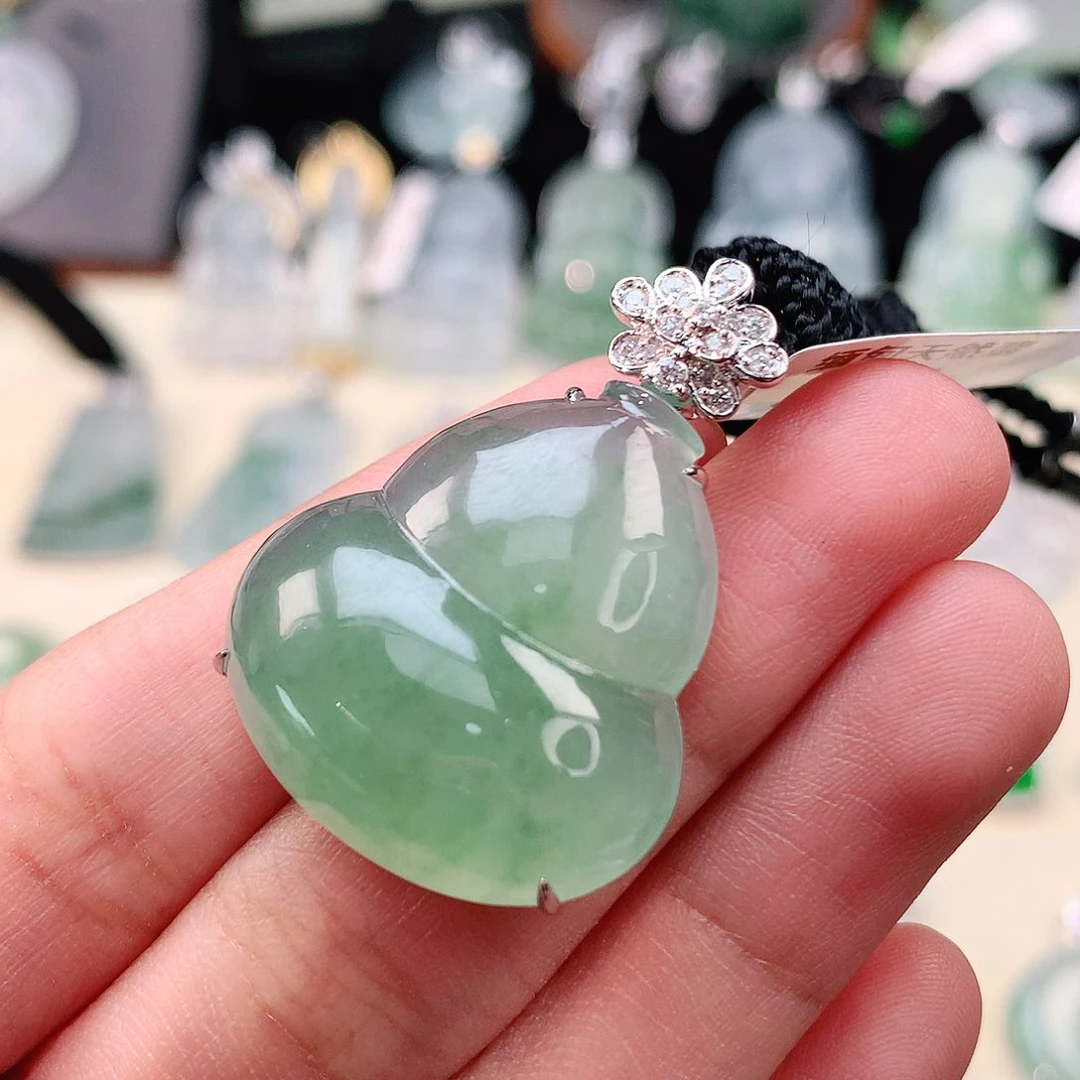 翡翠18K金镶嵌颈饰葫芦
