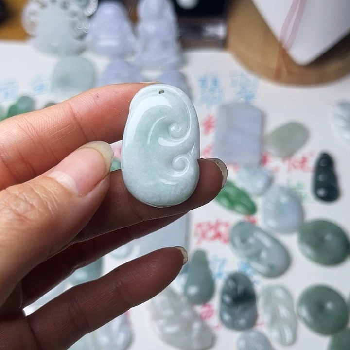 翡翠未镶嵌颈饰如意