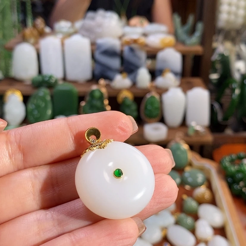 【闪购商品】和田玉18K金镶嵌颈饰月***呀