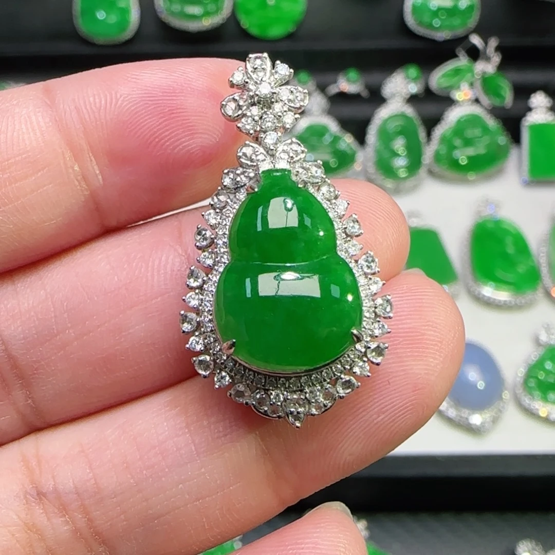 翡翠18K金镶嵌颈饰吊坠