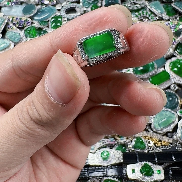 翡翠颈饰未镶嵌天然A货翡翠放漏