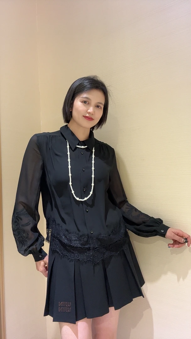 蕾丝拼接黑色显瘦衬衫