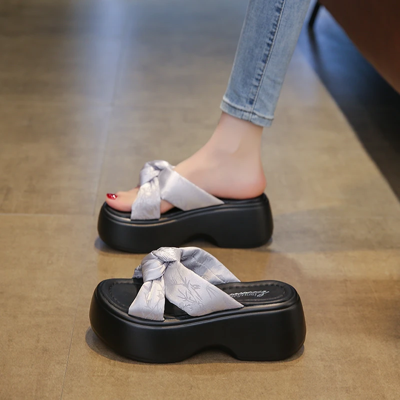 网红拖鞋女夏外穿2025新款百搭洋气搭裙子厚底增高松糕凉小码凉拖