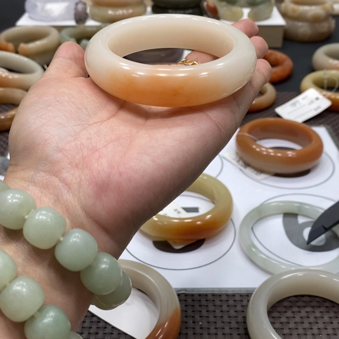 石英质玉手镯未镶嵌久***?