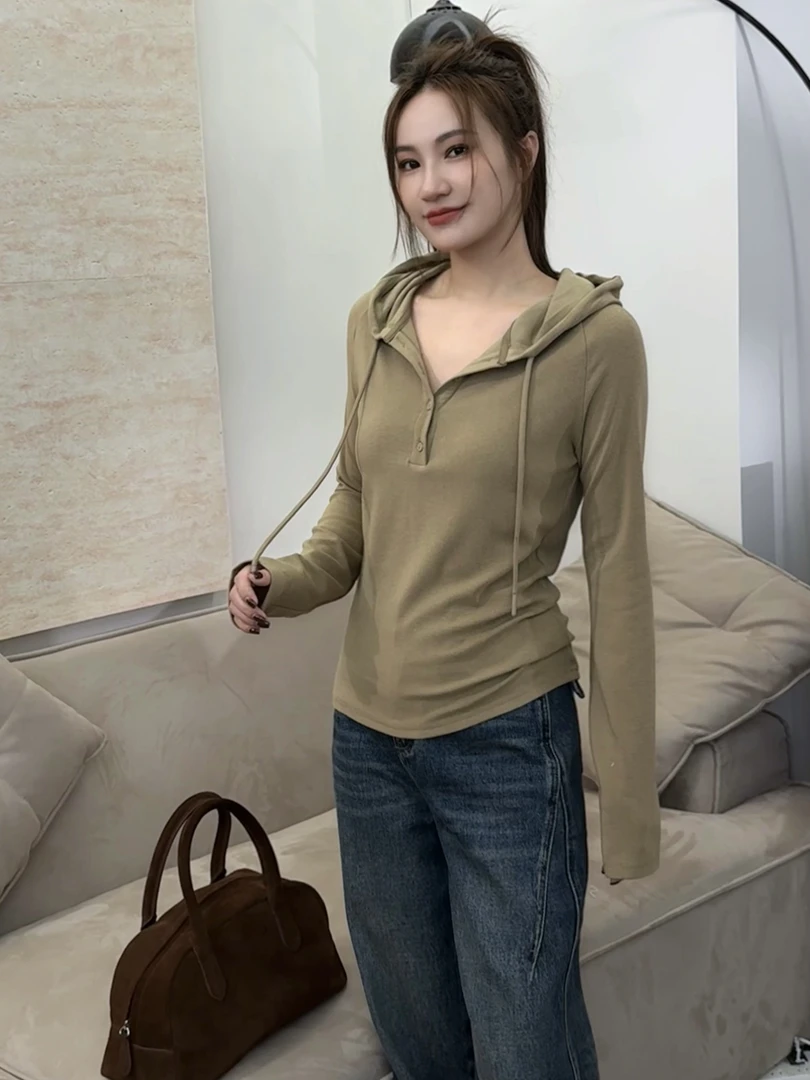 玖黛衣【爱不释手】早秋连帽纽扣纯色简约百搭长袖T恤TXP43100