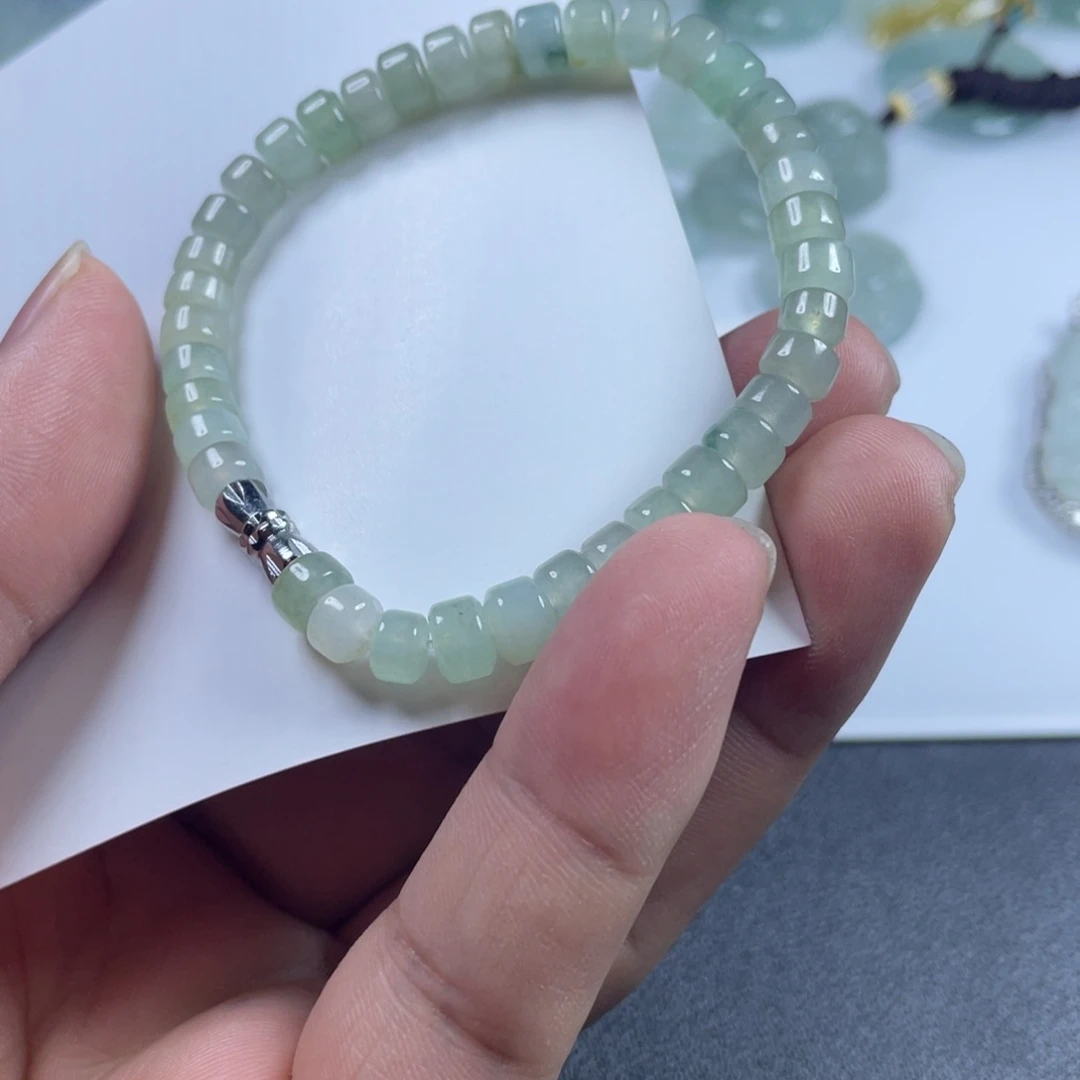 吊坠(不含链)未镶嵌翡翠…………