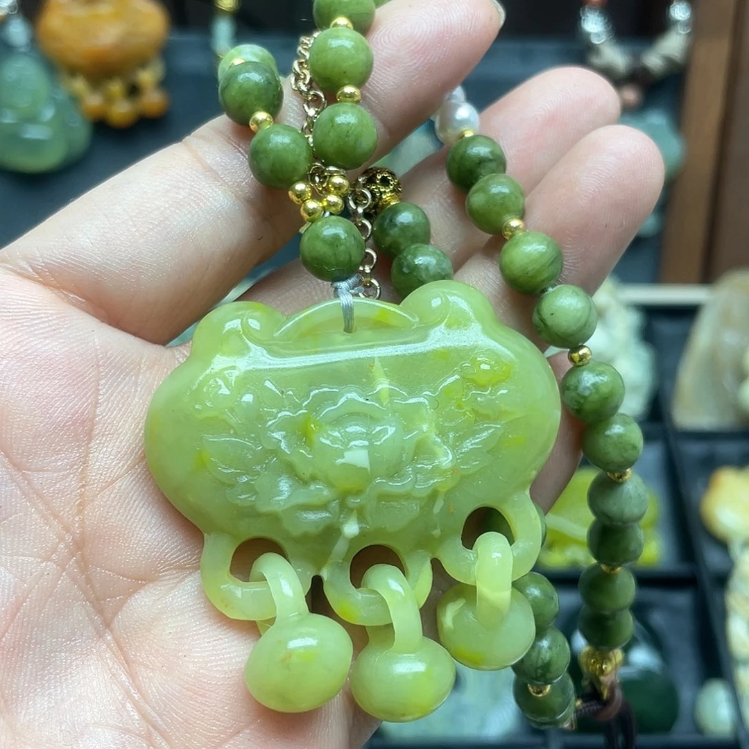 蛇纹石玉未镶嵌颈饰