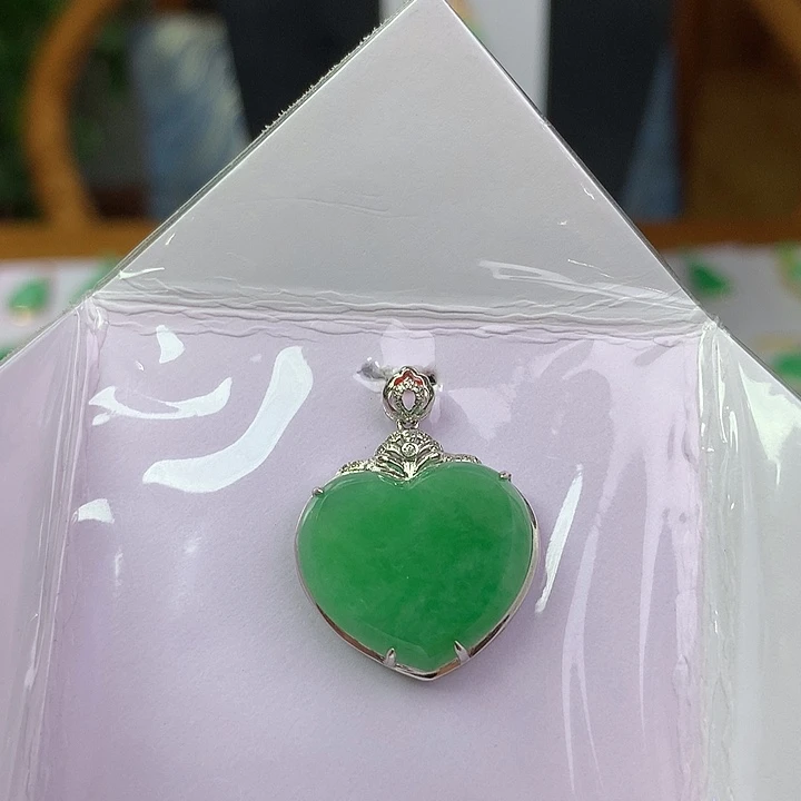 C***猫翡翠18K金镶嵌颈饰