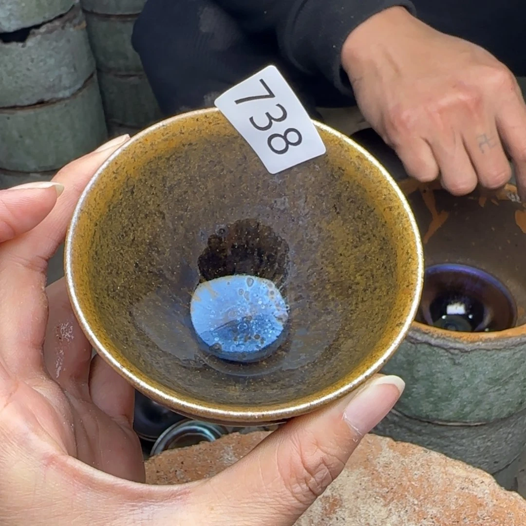 茶盏玲珑剔透的色彩