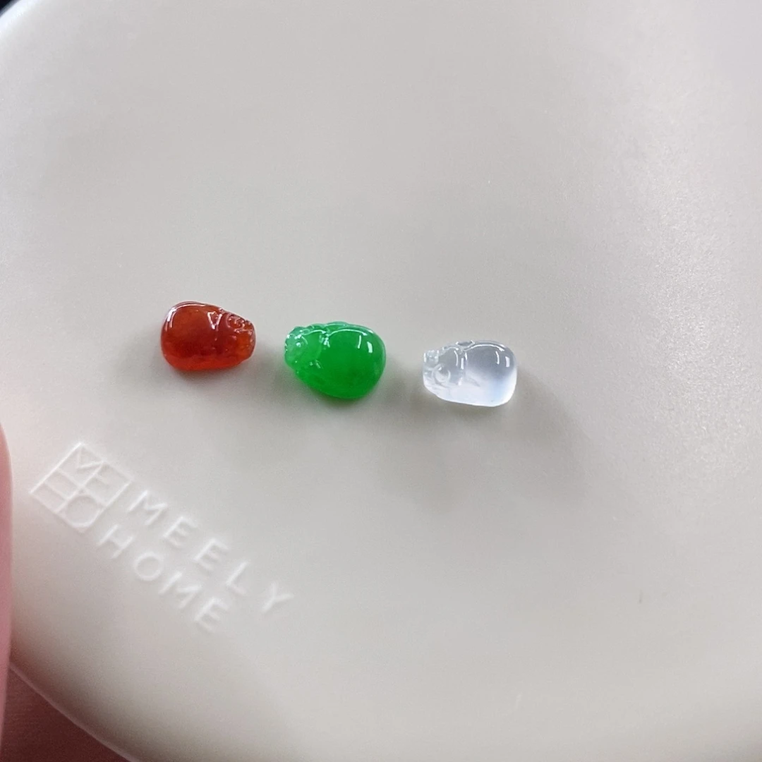 散珠翡翠一手金蟾