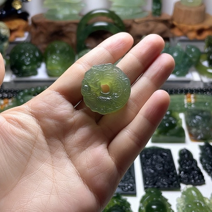 蛇纹石玉未镶嵌颈饰