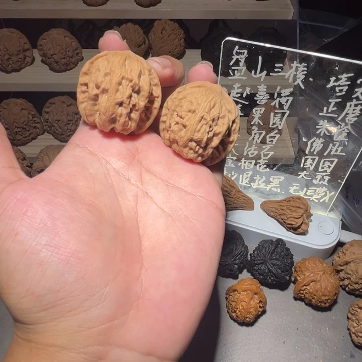 文玩核桃吊坠38野狼