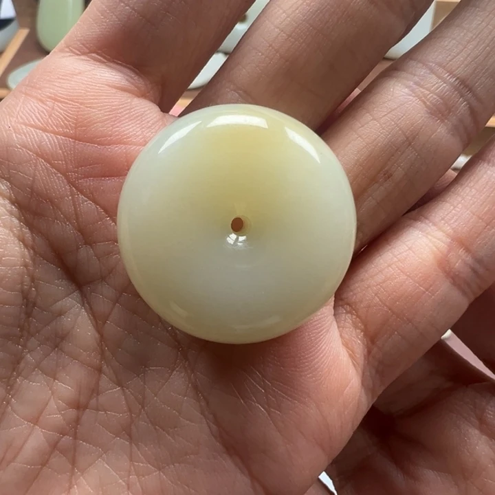 梓***墨和田玉未镶嵌颈饰且末平安扣