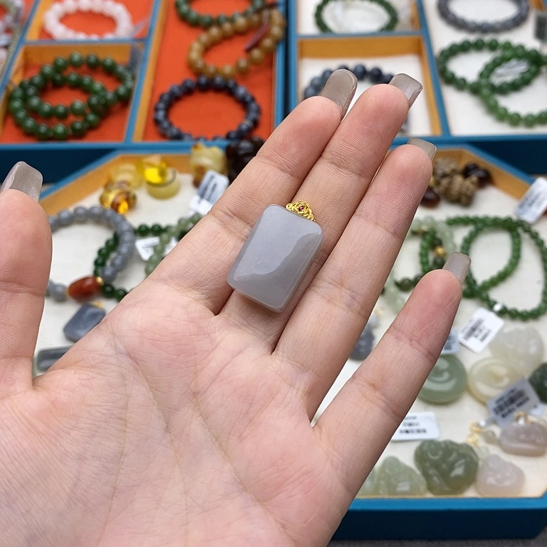 和田玉银S925镶嵌颈饰w24烟紫无事牌