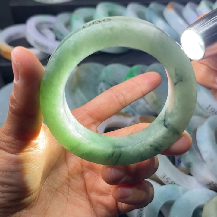 定制翡翠未镶嵌翡翠手镯