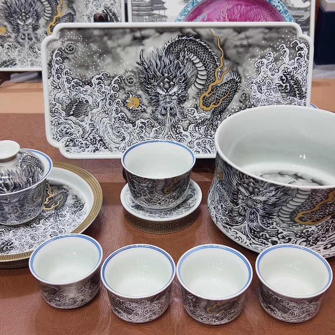 摆件景德镇陶瓷艺术展在上海举办期间展出