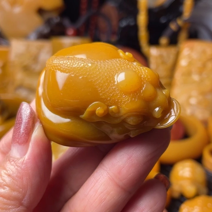 未镶嵌石英质玉（黄龙玉）颈饰