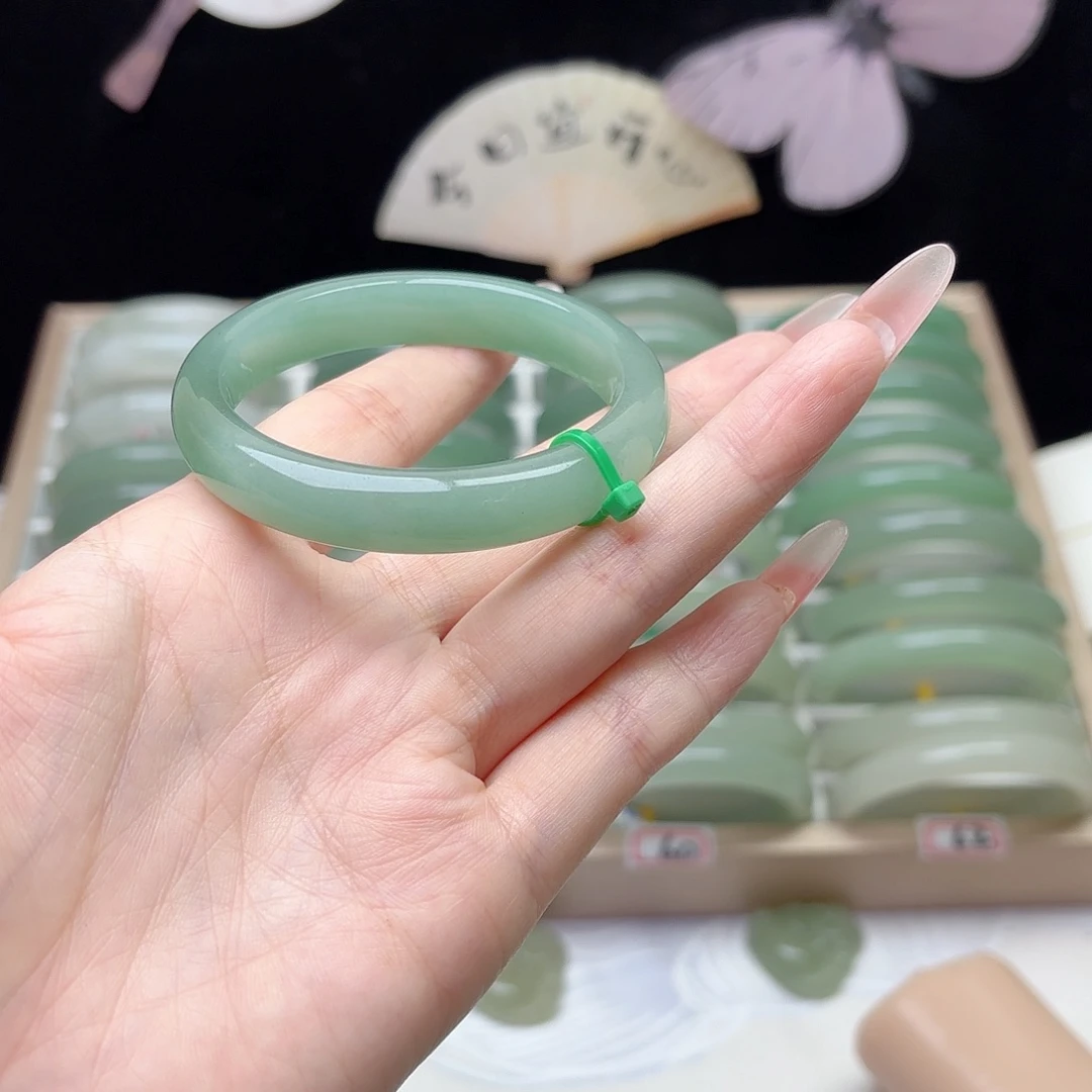 未镶嵌手镯石英质玉