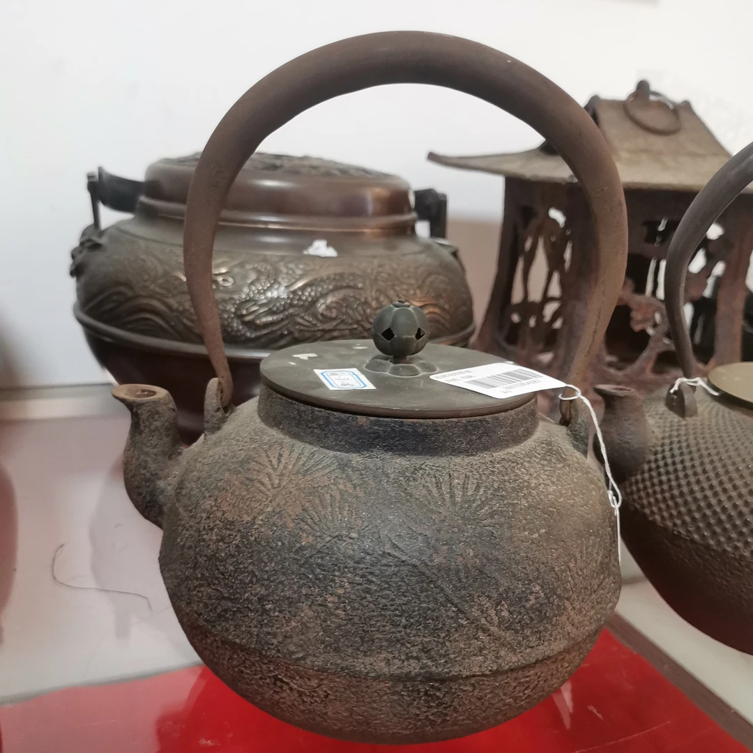 柳叶花纹铁壶
