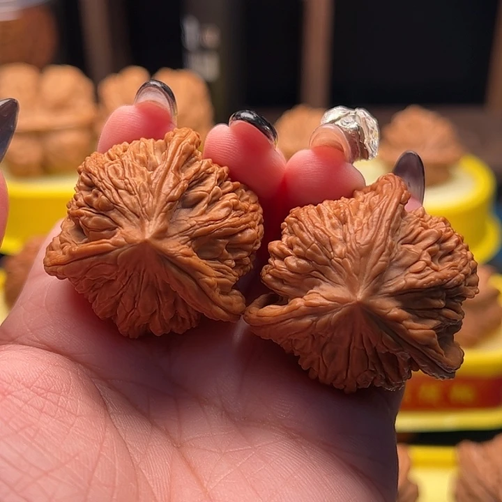 文玩核桃吊坠虎头三棱 39尺 全品