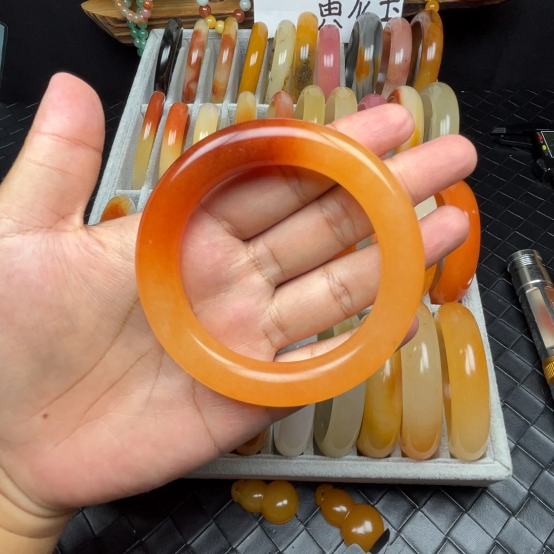 肥***奈石英质玉（黄龙玉）未镶嵌手镯