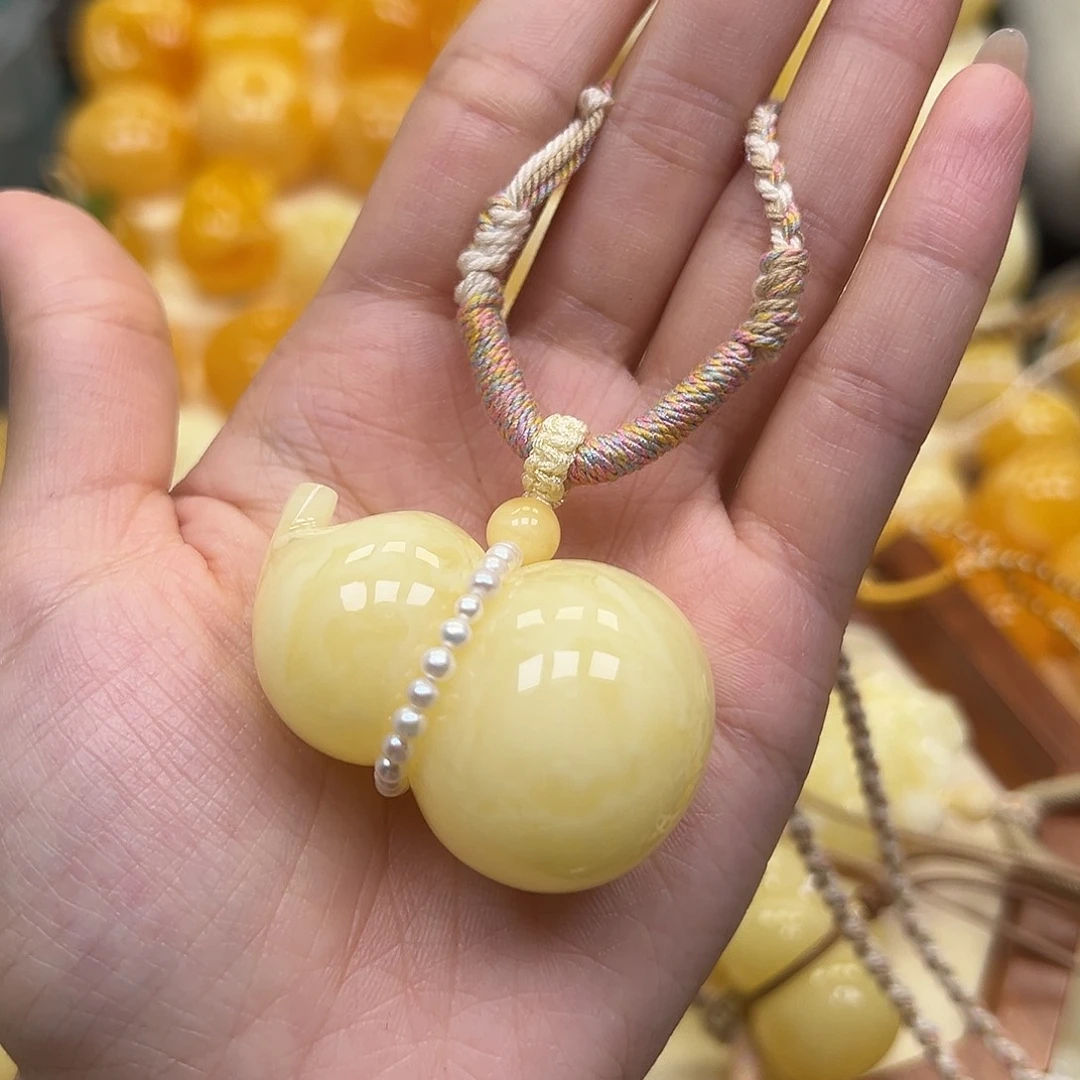 怡***然琥珀未镶嵌颈饰蜜蜡