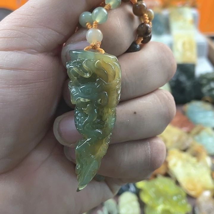 蛇纹石玉颈饰合金