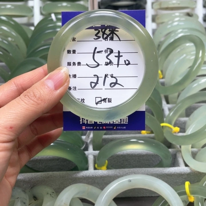 蛇纹石玉手镯未镶嵌R****价