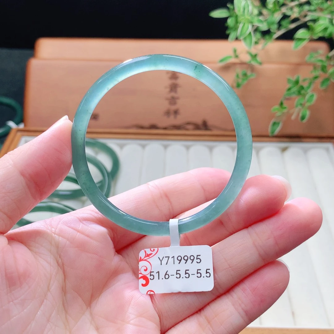 未镶嵌手镯（圆镯）翡翠