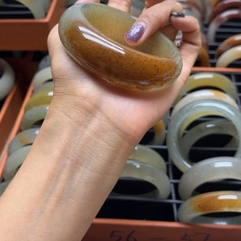 小***涂石英岩玉手镯未镶嵌