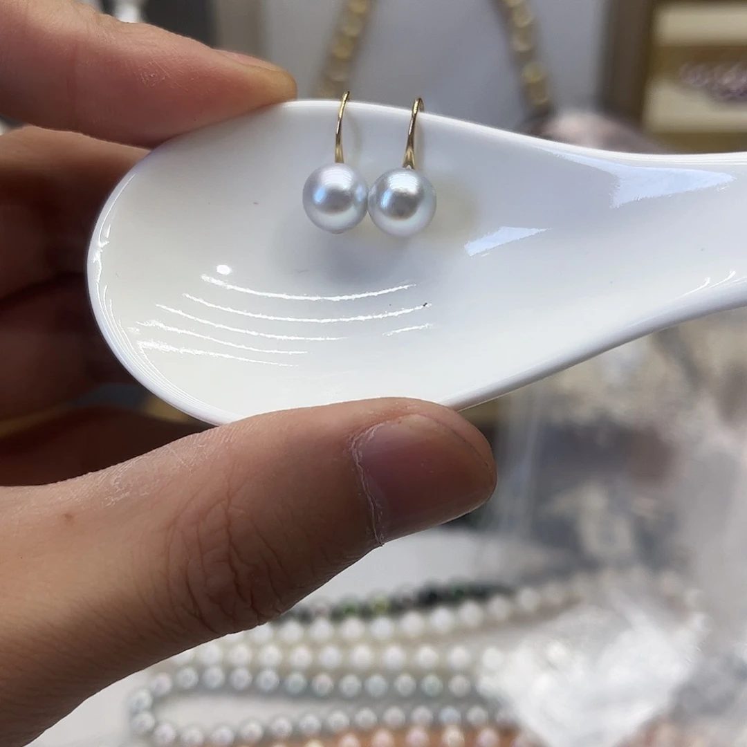 18K金镶嵌海水珍珠耳饰