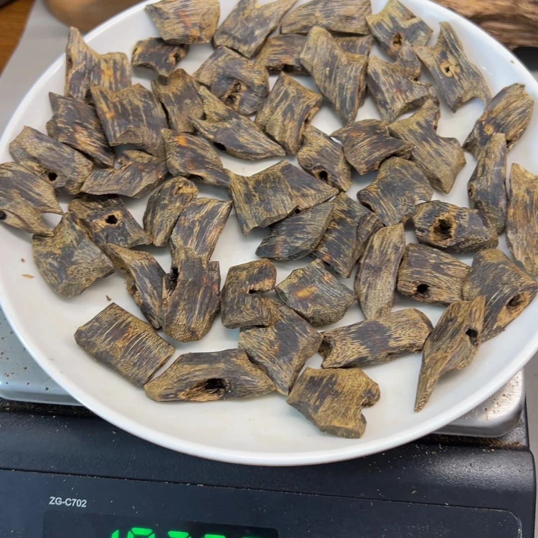 沉香沉香碎屑透顶绿老料102克