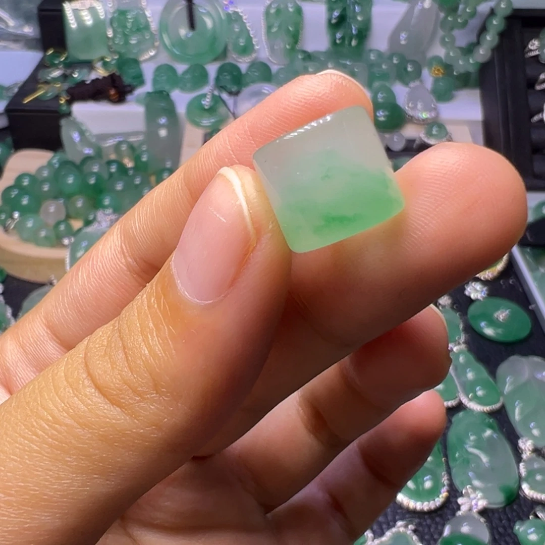 石英质玉（非洲翠）未镶嵌颈饰