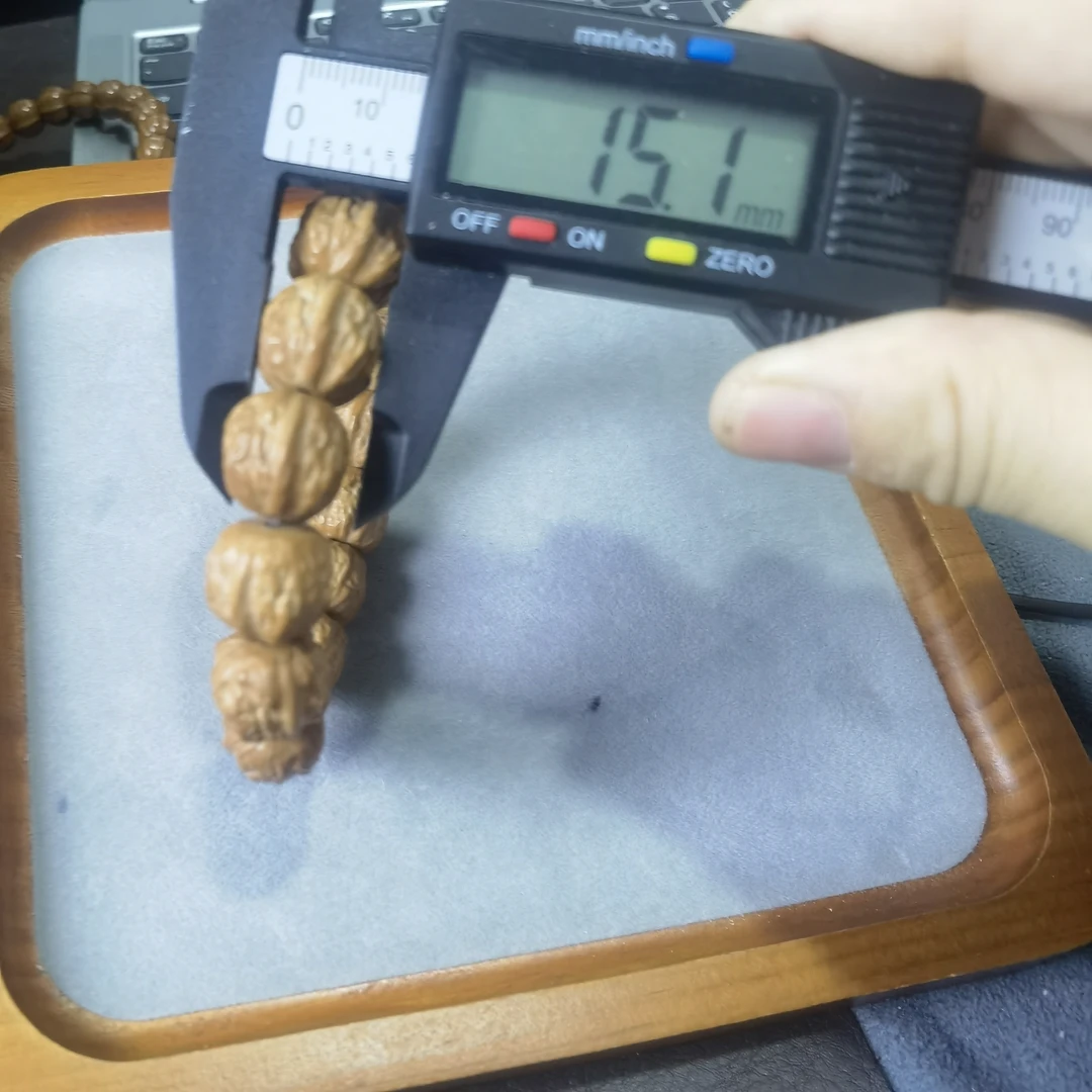 精雕细琢猴头核桃文玩