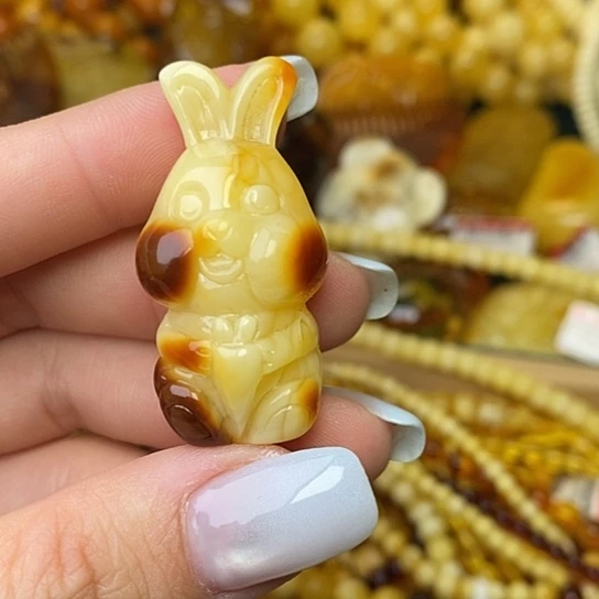 未镶嵌琥珀珠宝奇石