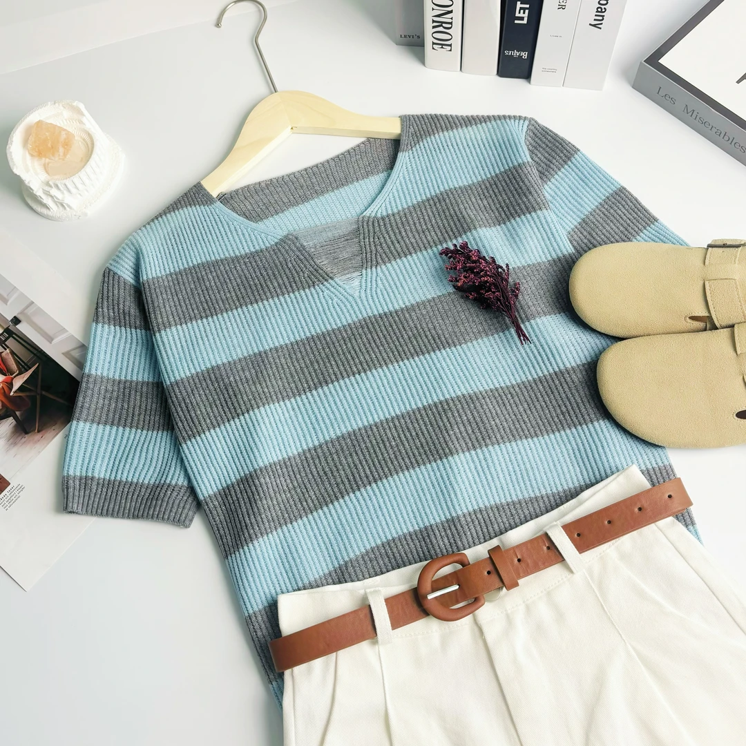 玲姐定制-剪刀领设计感撞色条纹图案款微镂空针织短袖122820