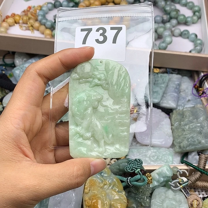 翡翠颈饰未镶嵌虎**空翡翠