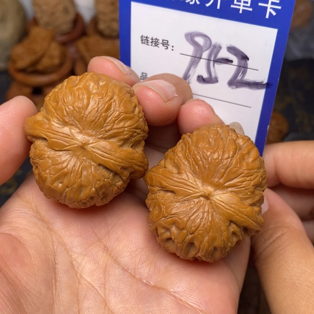 文玩核桃把件元宝38。 952