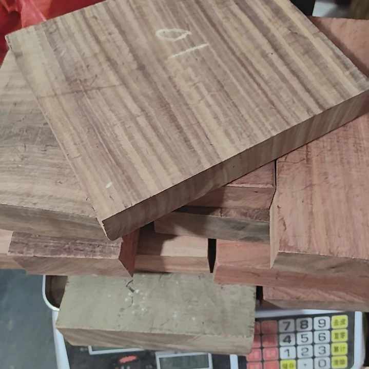 张****霸血檀料开裂变形属于正常